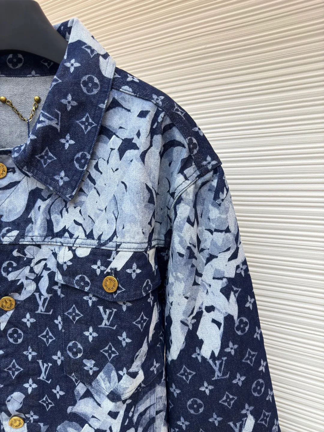 LOUIS VUITTON seagrass white and blue all-over printed denim jacket ●Authentic product: Purchased and developed by 18644 ●Item number: 1680542-D15 ●Fabric: blue denim denim fabric ●Technology: jacquard production ●Version: fitted version ●Weight: about 1130g ●Size: 46-48-50-52 ●Description: The fabric is made of blue denim twill custom-woven denim. Scan the basic artwork for front and rear panel printing The film master creates a visual effect that has no color difference with the original. After the pattern design is completed, foreign advanced penetration technology is combined with digital direct-jet printing. Color matching and inkjet printing. Alignment of ready-made garments and floral materials. The splicing positions are completely aligned. The hem, sleeves, neckline and other positions. Customized hardware accessories. It can be matched with the same style to create a fashionable look and control various occasions. Customized accessories, three complete standards, the same style for men and women!